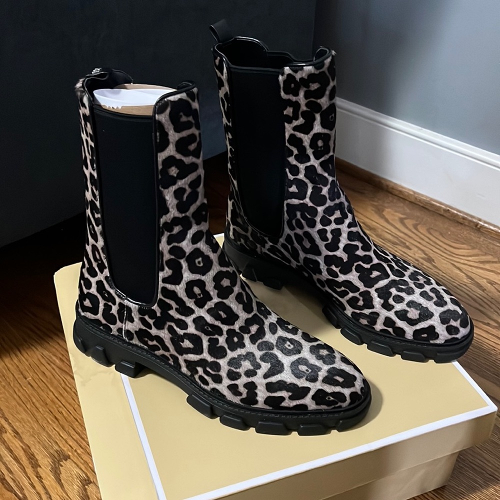 Amazing BRAND NEW MK boots